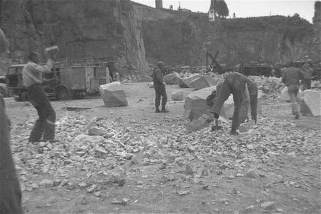 Former SS guards break stones in the Wiener Graben quarry